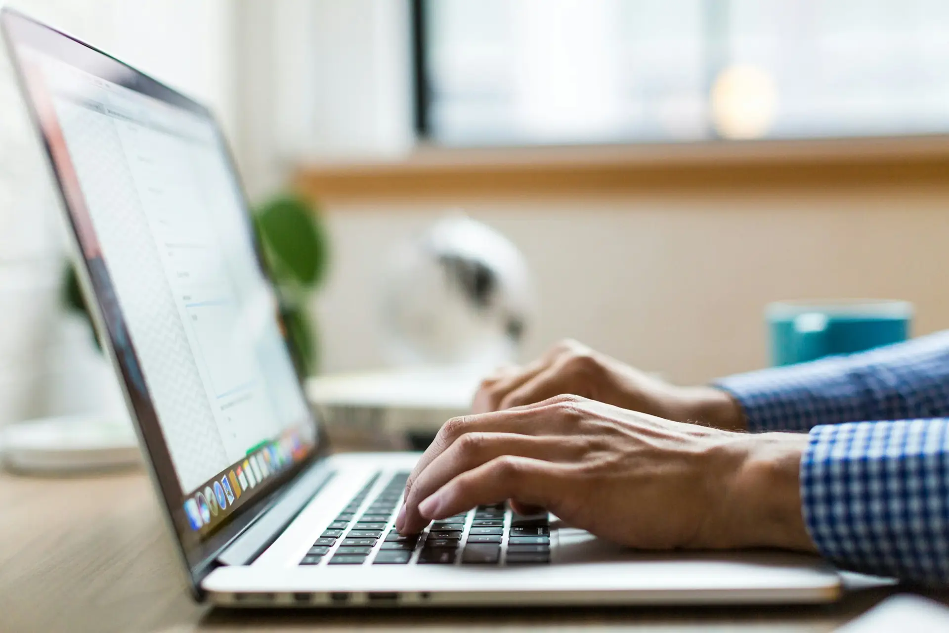 Mains qui tapent sur le clavier d'un ordinateur portable