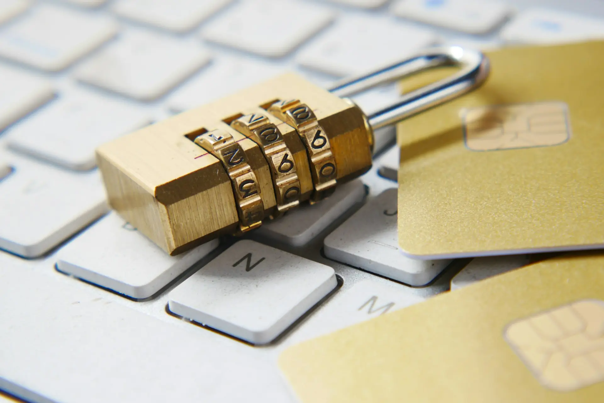 Cadenas à code posé sur un clavier, à côté de cartes à puce