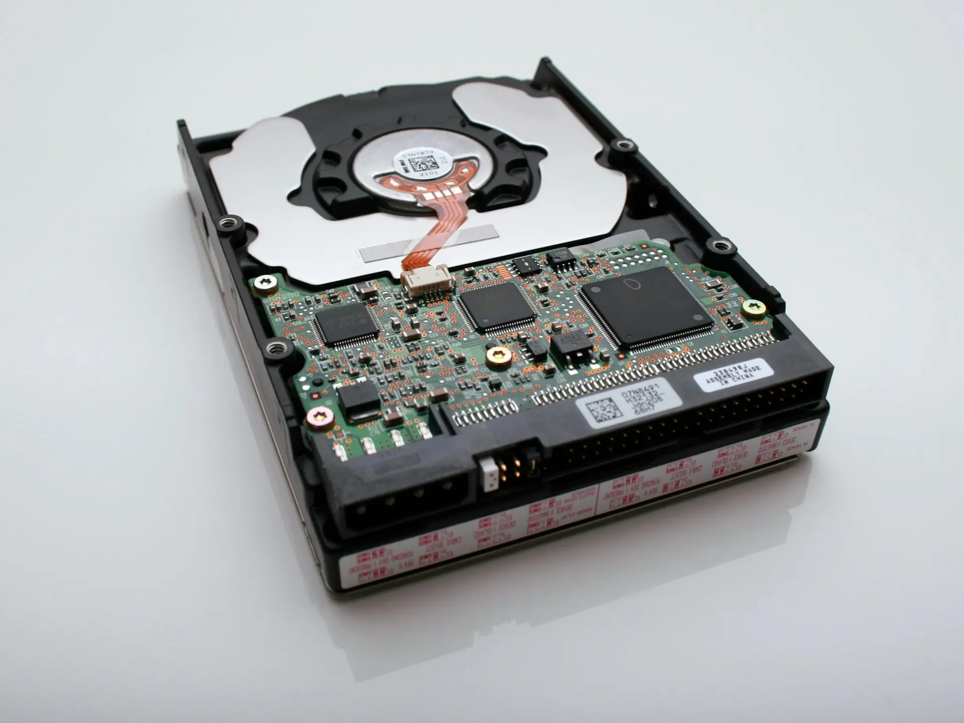 Disque dur posé à plat, circuit électronique visible