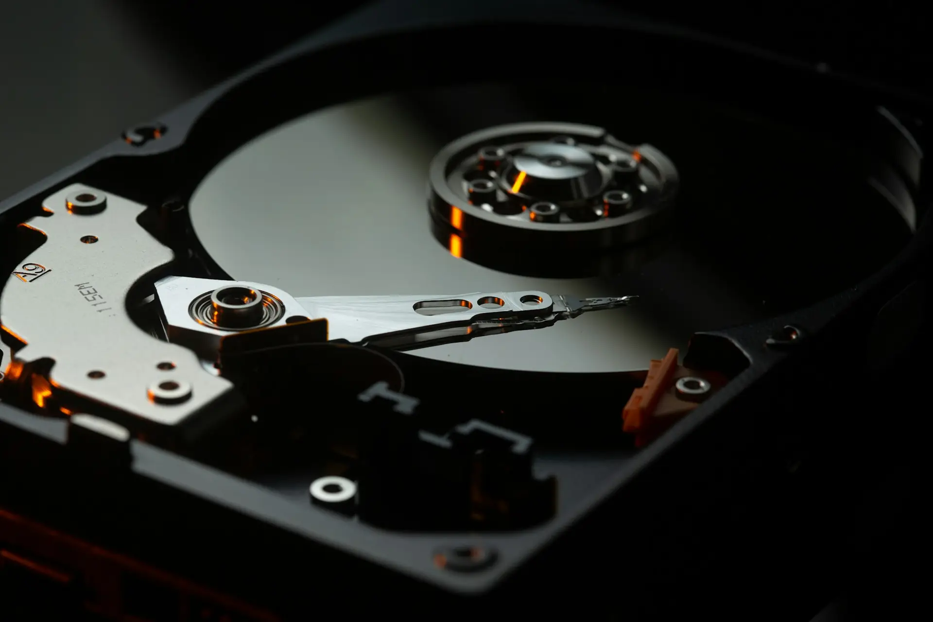Intérieur d'un disque dur ouvert : plateau et tête de lecture