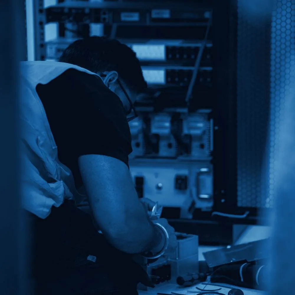 Technicien E-Concept intervenant sur une baie de serveurs